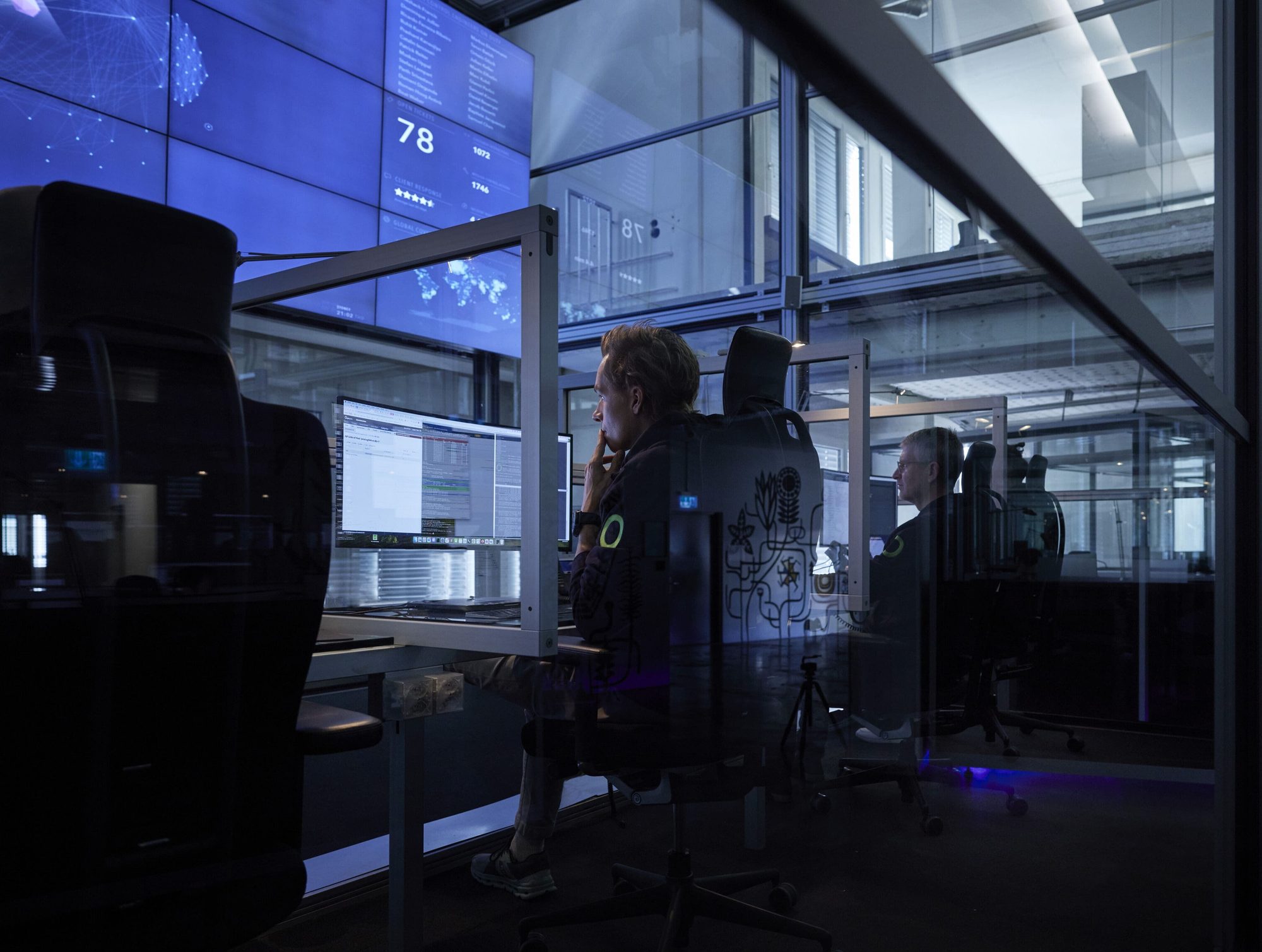 Des ingénieurs Open Systems analysent des détections réseau corrélées